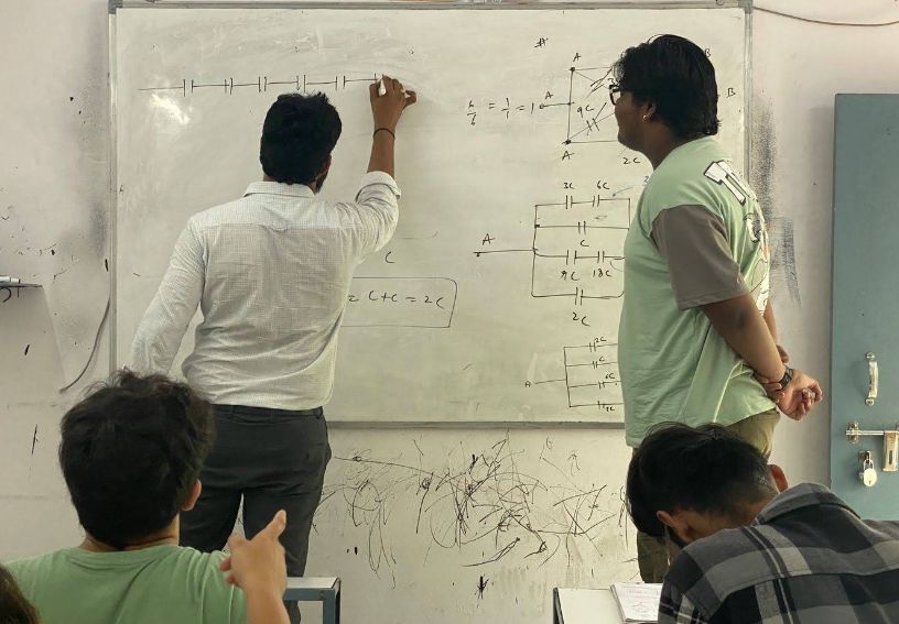 Naidu Sir's Physics Classes image 1